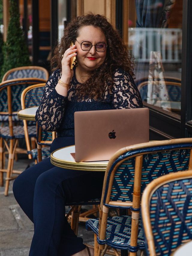 Fanny DIBAJI au téléphone, en terrasse